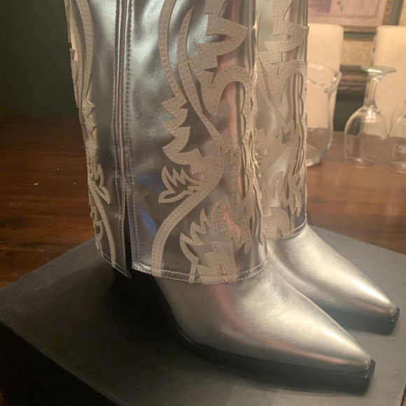 Azalea Wang Western Style Esperanza Metallic Silver Heeled Boots - Picture 2 of 7